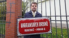 Ukrajinský velvyslanec Jevhen Perebyjnis s novou cedulí Ukrajinských hrdin....