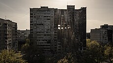 Budova těžce poškozená několika ruskými bombardováními stojí poblíž frontové... | na serveru Lidovky.cz | aktuální zprávy