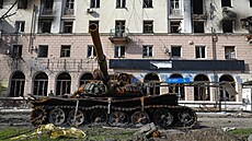 Zničený tank a poškozený bytový dům z těžkých bojů jsou vidět v oblasti... | na serveru Lidovky.cz | aktuální zprávy