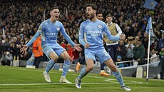 Bernardo Silva (vpedu) se raduje ze svého gólu se spoluhráem z Manchesteru...