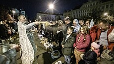 Svcení jídla v rámci pravoslavných Velikonoc v Praze na námstí Jiího z...
