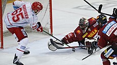 Spar�anský gólman Július Hudá�ek se sna�í ukrást puk z �epele Tomá�e Marcinka.