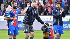 Plzetí fotbalisté (zleva) Radim ezník, Jindich Stank a MIlan Havel se...