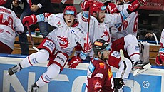 Hokejisté Třince se radují ze zisku mistrovské trofeje na ledě pražské Sparty.