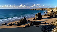 Písená plá poblí letoviska Newquay v Cornwallu. Podobná zákoutí hledá bhem...