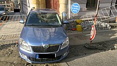 V Jablonci se samovoln� rozjel osobní v�z.
