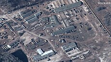 Satelitní snímek zveejnný americkou spoleností Maxar ukazuje ruské síly na...