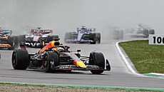 Max Verstappen z Red Bullu jede na vedoucí pozici pi Velké cen Emilie-Romagny...