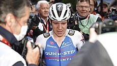 Belgian Remco Evenepoel z Quick-Stepu v obklopení noviná po vítzství na...