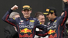 Vítěz Max Verstappen slaví s týmovým parťákem a druhým v cíli Sergiem Pérezem...