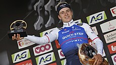 Remco Evenepoel pózuje s trofejí pro vítze závodu Lutych-Bastogne-Lutych.