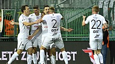 Hráči Hradce se radují z druhého gólu proti Slavii.