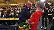 Nov zvolený první místopedseda KDU-SL Jan Bartoek dostává gratulaci krátce...
