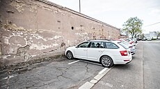 Úprava parkovacích míst v ulici íní v Hradci Králové budí emoce. Nkterá auta...
