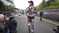 Je �tvrtek a Lewis Hamilton p�ichází do zázemí okruhu v Imole. Kdyby v�d�l, jak...