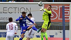 Sparanský gólman Milan Hea v akci v ligovém utkání v Olomouci.