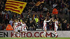 Hrá�i Rayo Vallecano se radují z gólu na h�i�ti Barcelony.