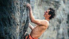 VÁE. Lezec Adam Ondra bhem svého oblíbeného skalního lezení.