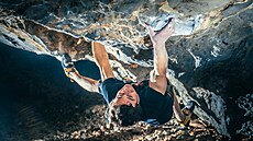 VÁŠEŇ. Lezec Adam Ondra během svého oblíbeného skalního lezení.