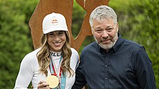 Ester Ledecká a trenér Tomá� Bank na tiskové konferenci.