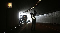 Jihlavský tunel se o víkendu bude istit, kontrolou projdou i vechny technologie. Pro dopravu tak bude od sobotní 8 do nedlních 14 hodin uzaven.
