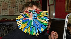 Dvanáctiletý �kolák Marian Blaha s 82 kolí�ky na prádlo na obli�eji.