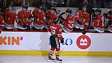 Alex DeBrincat z Chicaga slaví gól.