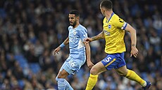 Riyad Mahrez (vlevo) z Manchesteru City sledovaný Lewisem Dunkem z Brightonu.