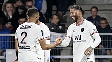 Fotbalisté Paris ST. Germain Sergio Ramos (vpravo) a Achraf Hakimi se radují z...