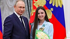 Ruský prezident Vladimir Putin a krasobruslařka Kamila Valijevová.