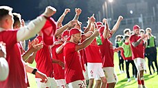 Fotbalisté Zbrojovky Brno slaví postup do první ligy.