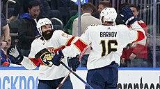 Radko Gudas (vlevo) a Aleksander Barkov slaví gól Florida Panthers.