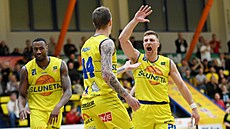 Delvon Johnson, Ladislav Pecka a Spencer Svejcar (zleva) z Ústí oslavují.