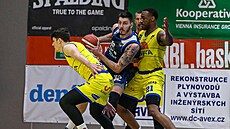 Jakub Petrá� (v modrém) z Kolína se tla�í mezi ústeckými Johanem Haiblíkem...