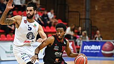 Craig Osaikhwuwuomwan (vlevo) z D��ína p�i brán�ní Jerricka Hardinga z Nymburka.