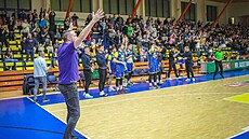 Ústetí basketbalisté a manaer Tomá Hrubý se radují.