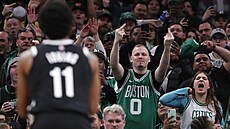 Bostontí fanouci astují obscénními gesty Kyrieho Irvinga z Brooklynu.