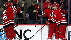 Vincent Trocheck, Jaccob Slavin a Martin Neas (zleva) z Carolina Hurricanes...