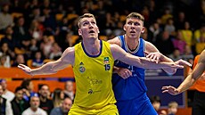 Mattias Markusson (vlevo) z Opavy a Franti�ek Fuxa z USK Praha bojují pod ko�em.