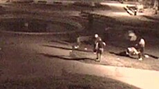 Strá�níci byli p�ivoláni do parku na Karlov� nám�stí, kde dva mu�i napadali...