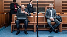Krajský soud v Hradci Králové projednával znovu pípad Emila Kmoníka (vlevo) a...