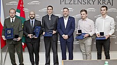 Pedání Ceny hejtmana Plzeského kraje za záchranu ivota za rok 2021. Zleva...