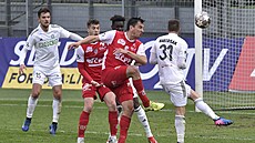 Momentka ze zápasu mezi Karvinou (v bílém) a Pardubicemi.