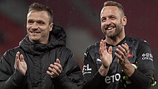 Slávistický náhradní branká� P�emysl Ková� (vpravo) po boku Stanislava Tecla...