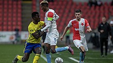 Peter Olayinka (Slavia) vs. Oumar Conde ze Zlína.