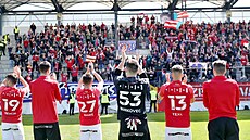 Fotbalisté Zbrojovky Brno oslavují s fanouky výhru nad Vykovem.