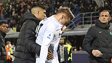 Andrei Radu, branká� Interu Milán, opou�tí trávník v slzách poté, co svou...