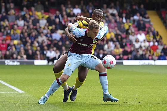 Watfordský Samir brání Matje Vydru z Burnley.