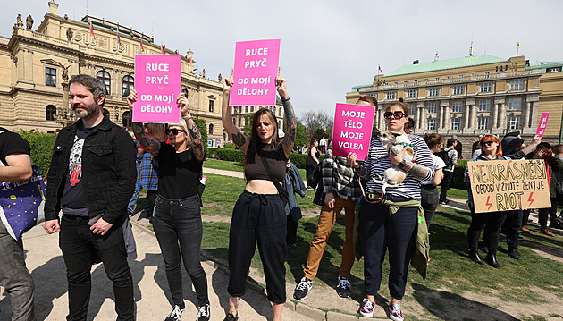 Lidé u amerického velvyslanectví demonstrovali za právo na potrat