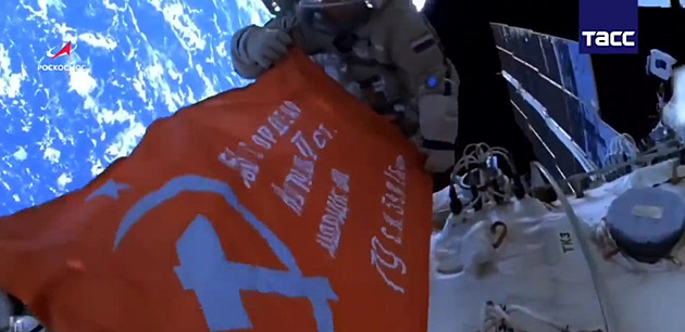 Jako v Berlíně. Ruští kosmonauti rozvinuli na ISS repliku vlajky vítězství